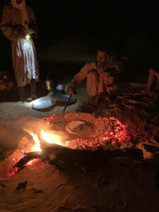 Carnets et photos de voyage mauritanie - cuisson du pain en bivouac
