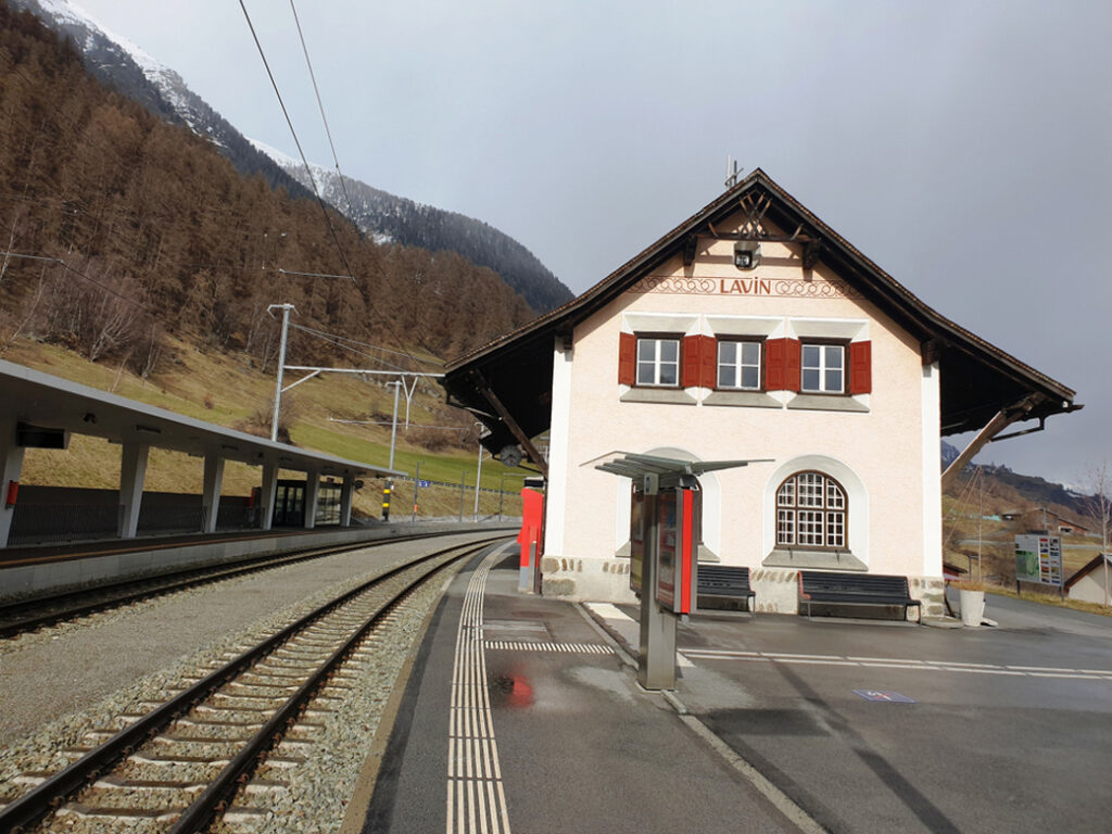 Carnets et photos de voyage suisse Les Grisons : Arrivée à la gare de Lavin