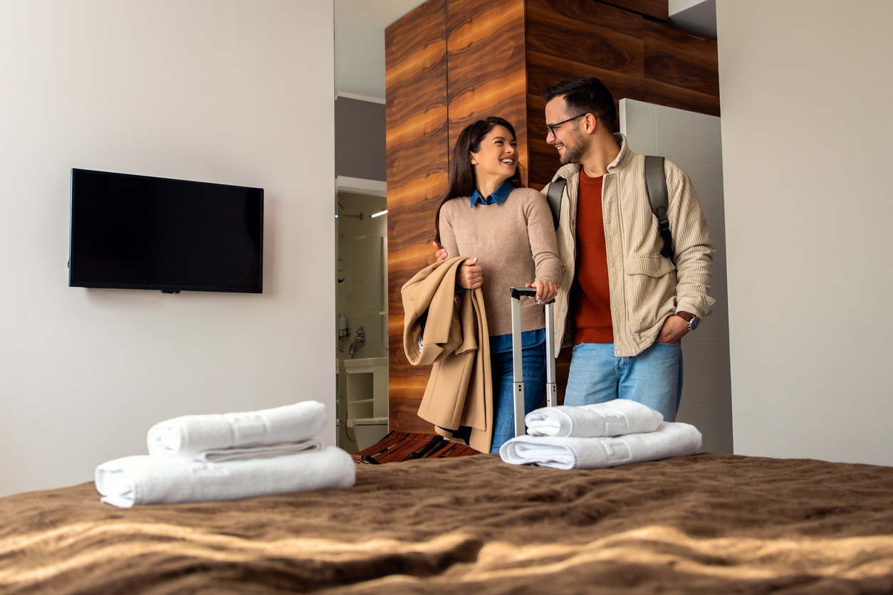 Biens choisir sa location de vacances : couple vacances location saisonniere
