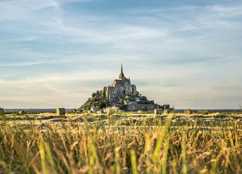Carnets et photos de voyage - De Paris à la Normandie ; Mont Saint Michel - @Dan Wildingl pour Boosterding - IQ1EuGwD-Lw de unsplash
