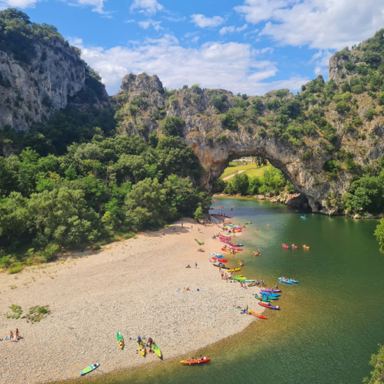 carnets voyage - Combie coute une descente de l'ardeche ? @pexels-sofiia-asmi-