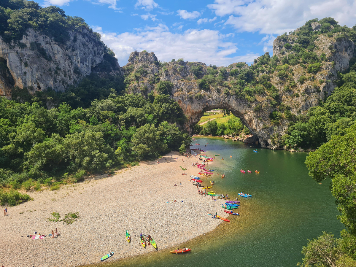 carnets voyage - Combie coute une descente de l'ardeche ? @pexels-sofiia-asmi-